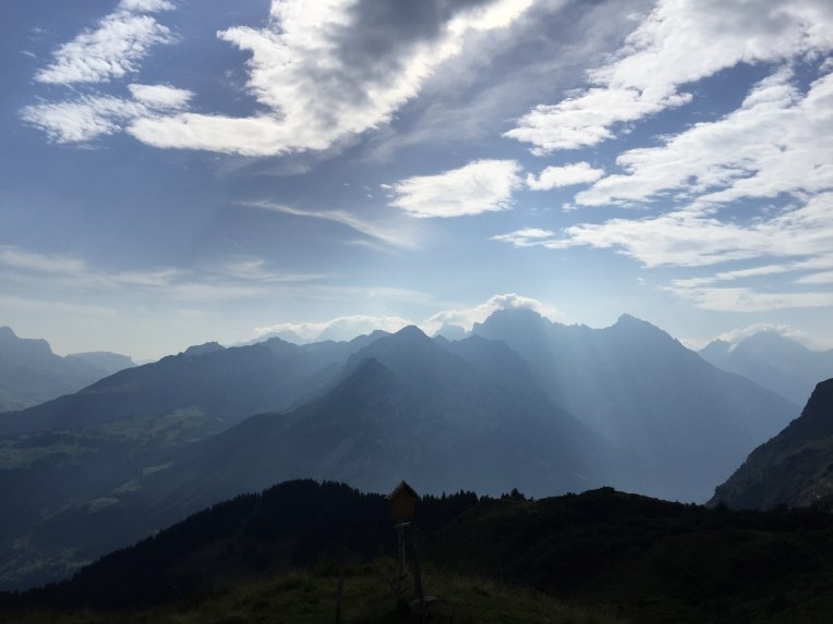 Blick von Brüsti in Richtung Urner Reusstal und Windgälle